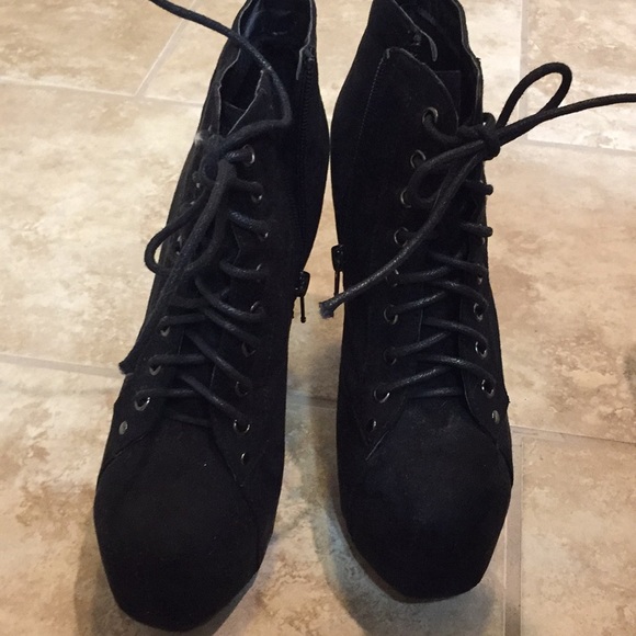 Black platform heels - Picture 3 of 3